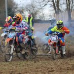 Départ junior d'une compétition de motos cross