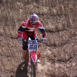 Portrait de motard sur fond de boue