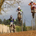 Envolée d'une compétition de motos cross